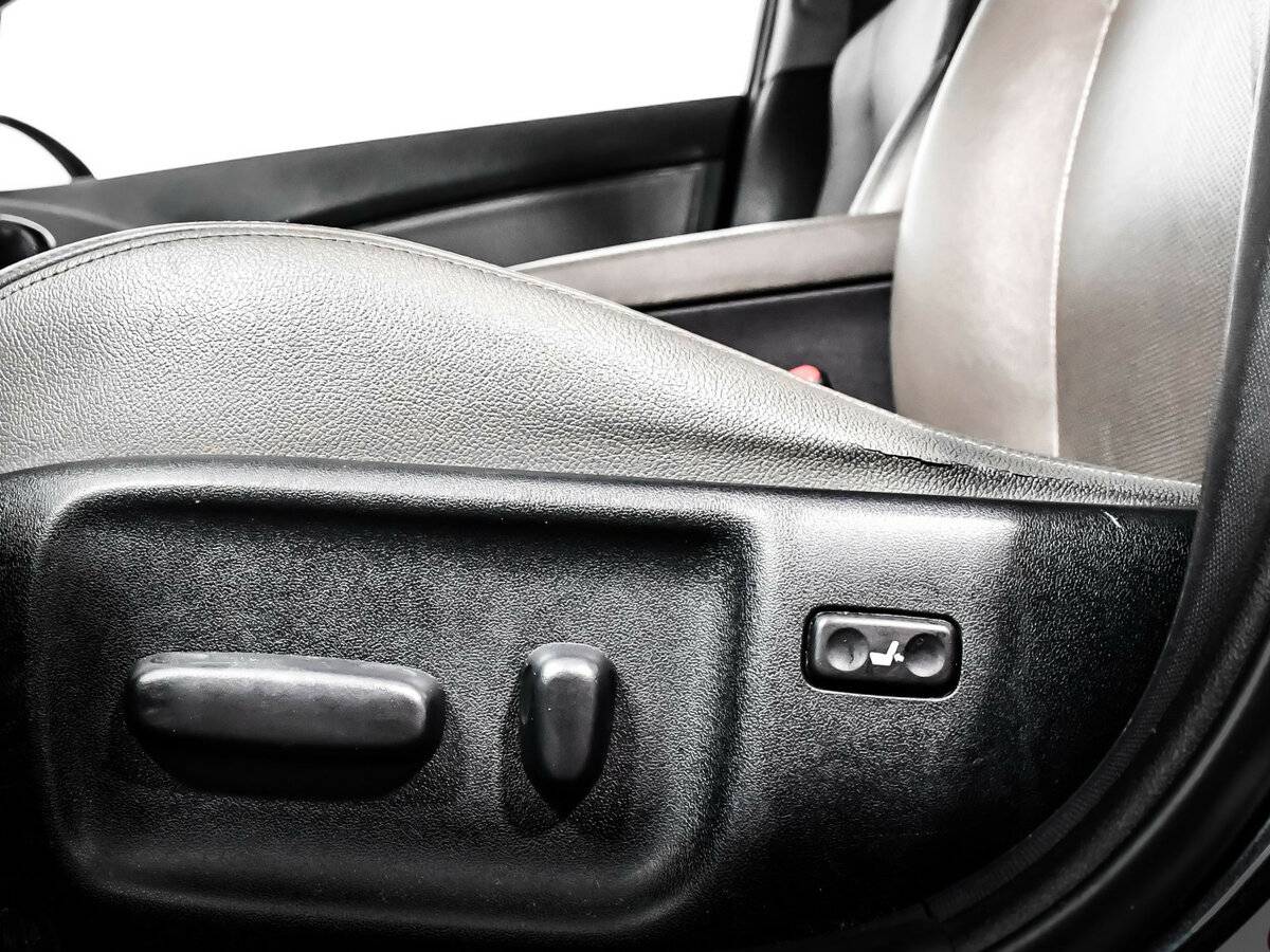 Б/У Тойота Авенсис 2012 года. Фото: #11